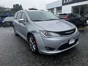 Silver Chrysler Pacifica Minivan 2019