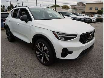 2023 Volvo XC40 B5 Plus 