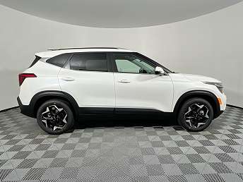 White Kia Seltos SUV 2024
