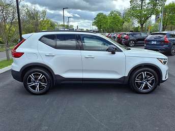 2023 Volvo XC40 B5 Plus 