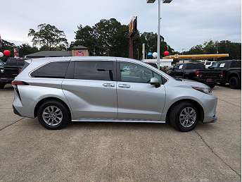 2022 Toyota Sienna XLE 