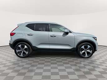 2025 Volvo XC40 B5 Plus 