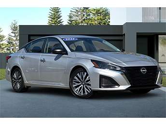 Silver Nissan Altima Sedan 2024