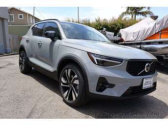 2025 Volvo XC40 B5 Plus 