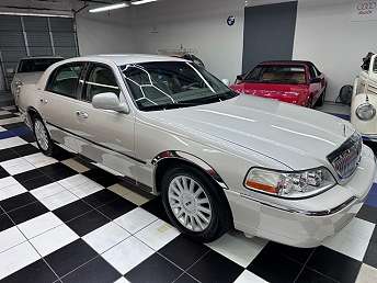 Beige Lincoln Town Car Sedan 2005