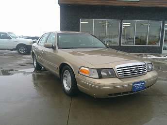 2000 Ford Crown Victoria LX 