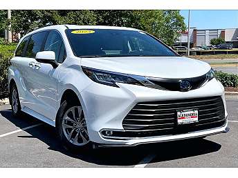 2023 Toyota Sienna XLE 