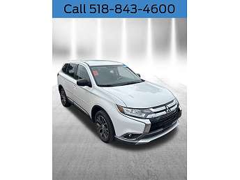 White Mitsubishi Outlander ES 2016