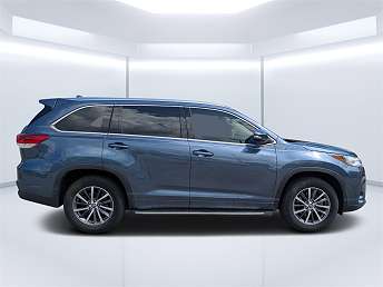 Gray Toyota Highlander XLE 2017
