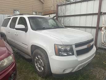 White Chevrolet Suburban 1500 SUV 2013