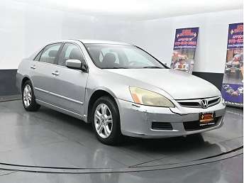 Silver Honda Accord SE 2006