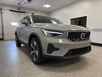 2025 Volvo XC40 B5 Core 