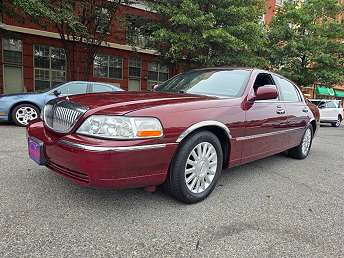 Red Lincoln Town Car Signature 2003