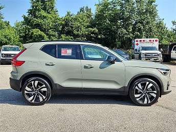Green Volvo XC40 SUV 2023