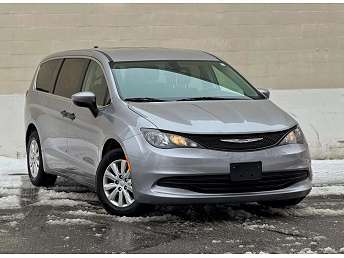 Silver Chrysler Voyager L 2020