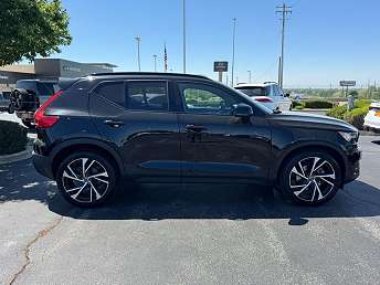 2022 Volvo XC40 T5 R-Design 