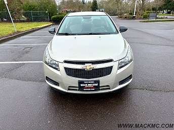 Beige Chevrolet Cruze Sedan 2013