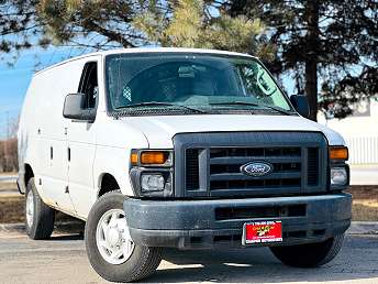 White Ford Econoline E-350 2013