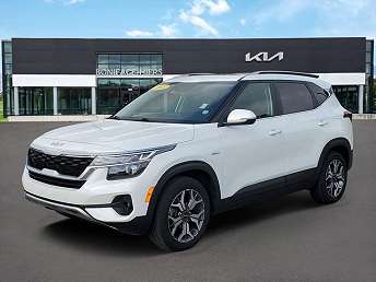 White Kia Seltos SUV 2022