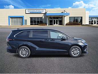 2024 Toyota Sienna LE 